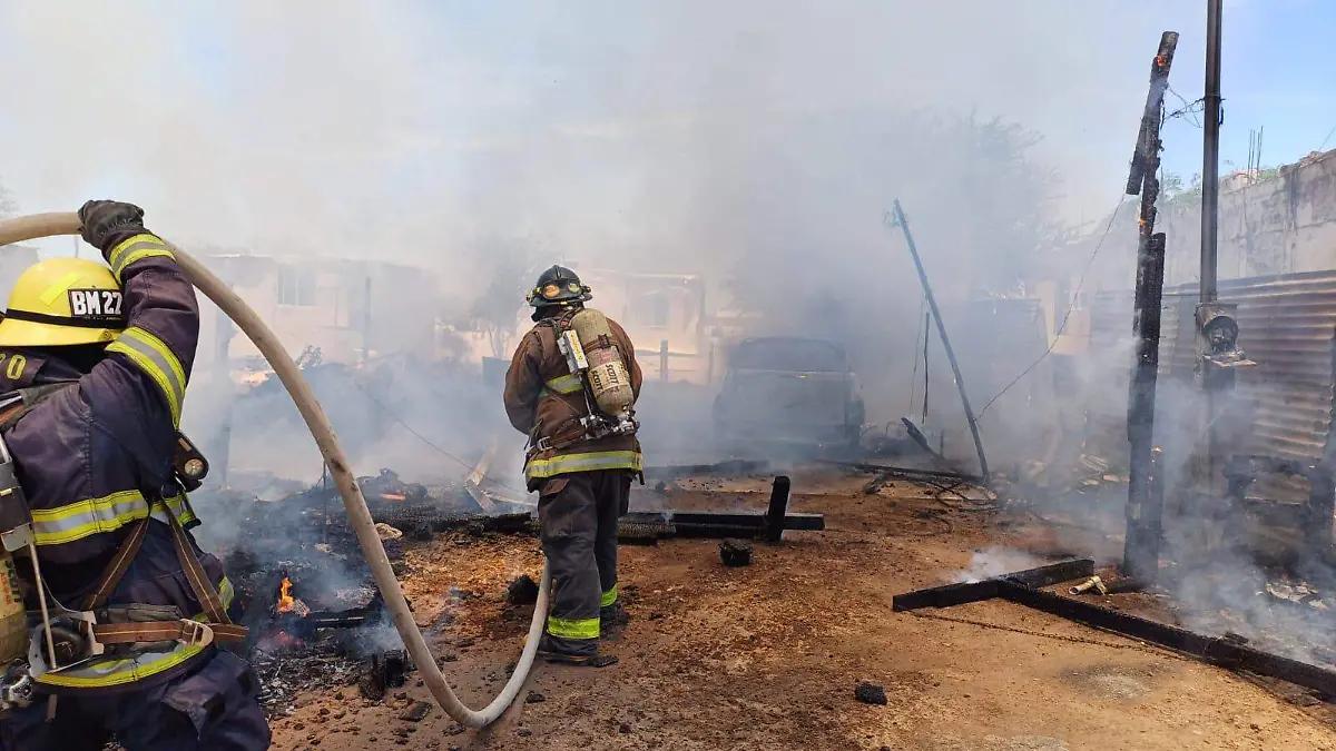 Voraz incendio causó daños totales por al avenida Petunias y calle 45, colonia Solidaridad, esta tarde. Se desconocen las causas que lo provocaron